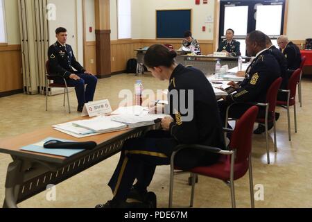 Circuit de l'armée américaine. Michael Jageleski, originaire de l'Eldridge, affecté à Washington le 19e Commandement de soutien expéditionnaire, répond à une question au jury au cours de l'enrôle Junior 8 e armée 2018 Concours meilleur guerrier, qui s'est déroulée au Camp Casey, République de Corée, le 15 mai 2018. Le huitième meilleur guerrier de l'Armée de la concurrence est tenu de reconnaître et de sélectionner les plus qualifiés se sont enrôlés et junior sous-officier pour représenter 8 e armée à l'armée américaine meilleur guerrier Pacifique compétition à Schofield Barracks, HI. Le concours permettra également reconnaître l'agent les plus performants, l'adjudant Banque D'Images