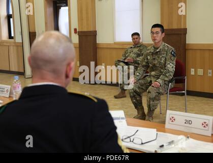 Circuit de l'armée américaine. Sang Chang, Lee, originaire de Changwon, République de Corée, affecté à la Compagnie de la Police militaire à sa 557ème, répond à une question à la Chambre au cours de la 8 e armée 2018 Concours meilleur guerrier, qui s'est déroulée au Camp Casey, République de Corée, le 15 mai 2018. Le huitième meilleur guerrier de l'Armée de la concurrence est tenu de reconnaître et de sélectionner les plus qualifiés se sont enrôlés et junior sous-officier pour représenter 8 e armée à l'armée américaine meilleur guerrier Pacifique compétition à Schofield Barracks, HI. Le concours permettra également reconnaître l'agent les plus performants, l'adjudant et le coréen augmenter Banque D'Images