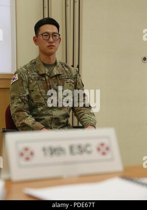 Circuit de l'armée américaine. N'Kim, originaire d'Incheon, République de Corée attribué à E CO, 2-1, 35e Bataillon ADA BDE, Camp Carroll, s'assied à l'attention à la sélection au cours de la 8 e armée 2018 Concours meilleur guerrier, qui s'est déroulée au Camp Casey, République de Corée, le 15 mai 2018. Le huitième meilleur guerrier de l'Armée de la concurrence est tenu de reconnaître et de sélectionner les plus qualifiés se sont enrôlés et junior sous-officier pour représenter 8 e armée à l'armée américaine meilleur guerrier Pacifique compétition à Schofield Barracks, HI. Le concours permettra également reconnaître l'agent les plus performants, l'adjudant et le Coréen Augm Banque D'Images