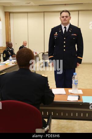 Lieutenant de l'Armée américaine William Mohr, originaire de Petersburg, West Virginia affecté à la 1re Brigade du signal actuel, à l'attention à l'officier de sélection au cours de la 8 e armée 2018 Concours meilleur guerrier, qui s'est déroulée au Camp Casey, République de Corée, le 16 mai 2018. Le huitième meilleur guerrier de l'Armée de la concurrence est tenu de reconnaître et de sélectionner les plus qualifiés se sont enrôlés et junior sous-officier pour représenter 8 e armée à l'armée américaine meilleur guerrier Pacifique compétition à Schofield Barracks, HI. Le concours permettra également reconnaître l'agent les plus performants, l'adjudant et le Coréen Augmentatio Banque D'Images