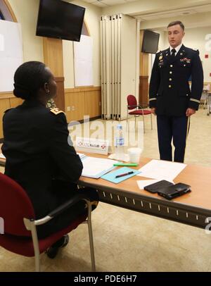 La 1ère Armée américaine, le lieutenant Roman Hatala, native de Basking Ridge, New Jersey affecté à la 2e Division d'infanterie, s'établit à l'attention à l'officier de sélection au cours de la 8 e armée 2018 Concours meilleur guerrier, qui s'est déroulée au Camp Casey, République de Corée, le 16 mai 2018. Le huitième meilleur guerrier de l'Armée de la concurrence est tenu de reconnaître et de sélectionner les plus qualifiés se sont enrôlés et junior sous-officier pour représenter 8 e armée à l'armée américaine meilleur guerrier Pacifique compétition à Schofield Barracks, HI. Le concours permettra également reconnaître l'agent les plus performants, l'adjudant et le coréen augmenta Banque D'Images