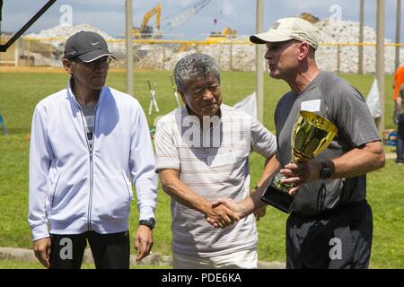 CAMP SCHWAB, Okinawa, Japon- Le Colonel Kevin Norton, droite, serre la main avec Munekatsu Kayou, milieu, avant qu'une partie de balle molle 12 mai Camp à bord Schwab, Okinawa, Japon. Le tournoi a permis aux membres de Henoko et le Bureau de la défense d'Okinawa, qui travaillent en étroite collaboration avec des Marines (Camp Schwab, de faire connaissance. Quatre équipes ont participé à ce tournoi qui comprenait deux équipes de marins, une équipe du PMO et une équipe de Henoko. Norton est le commandant du Camp Schwab. Banque D'Images