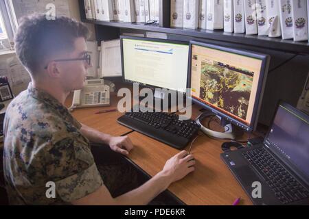 MCAS FUTENMA, Okinawa, Japon - lance le Cpl. Elie Davis vérifie les rapports météorologiques provenant d'autres stations dans la région Asie-Pacifique 15 Mai à bord du Marine Corps Air Station de Futenma, à Okinawa, au Japon. Les sites de prévision peut être utilisé par n'importe qui qui veut voir les conditions météorologiques dans la région du Pacifique. Davis est un analyste de la météorologie et de l'océanologie forecaster avec siège et l'appui du Siège, MCAS Futenma. Banque D'Images