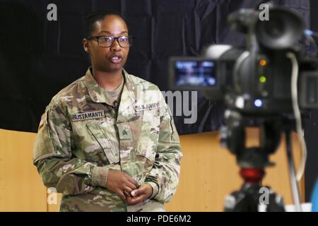 Le Sgt. Erika Bustamante, Baltimore, MD, autochtones affectés à 65e brigade médicale interagit avec un instructeur au cours de l'entrevue à la caméra de l'évaluation environnementale au cours de la 8 e armée 2018 Concours meilleur guerrier, qui s'est déroulée au Camp Casey, République de Corée, le 16 mai 2018. Le huitième meilleur guerrier de l'Armée de la concurrence est tenu de reconnaître et de sélectionner les plus qualifiés se sont enrôlés et junior sous-officier pour représenter 8 e armée à l'armée américaine meilleur guerrier Pacifique compétition à Schofield Barracks, HI. Le concours permettra également reconnaître l'agent les plus performants, l'adjudant et le Coréen Augme Banque D'Images