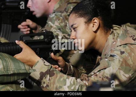 La FPC. Samera Taylor, Lake City, FL, autochtones affectés à la 1ère Brigade du signal s'engage dans une cible simulés au cours de la 8 e armée 2018 Concours meilleur guerrier, qui s'est déroulée au Camp Casey, République de Corée, le 16 mai 2018. Le huitième meilleur guerrier de l'Armée de la concurrence est tenu de reconnaître et de sélectionner les plus qualifiés se sont enrôlés et junior sous-officier pour représenter 8 e armée à l'armée américaine meilleur guerrier Pacifique compétition à Schofield Barracks, HI. Le concours permettra également reconnaître l'agent les plus performants, l'adjudant et le coréen de renforts à l'Armée américaine à la huitième soldat Ar Banque D'Images