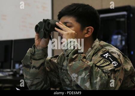 Le Cpl. Choi, Ji Heon, un natif de Séoul affecté à 65e brigade médicale, repère une cible simulés au cours de l'appel-pour-le-feu partie de la Huitième Armée, 2018 Concours meilleur guerrier, qui s'est déroulée au Camp Casey, République de Corée, le 16 mai 2018. Le huitième meilleur guerrier de l'Armée de la concurrence est tenu de reconnaître et de sélectionner les plus qualifiés se sont enrôlés et junior sous-officier pour représenter 8 e armée à l'armée américaine meilleur guerrier Pacifique compétition à Schofield Barracks, HI. Le concours permettra également reconnaître l'agent les plus performants, l'adjudant et le coréen de renforts à l'armée américaine s Banque D'Images