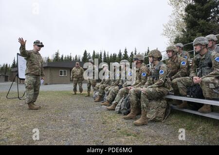 La Garde nationale de l'armée de l'écoute d'une gamme courte de sécurité au cours de la Garde nationale de la région VI 2018 Meilleur guerrier à Joint Base Elmendorf-Richardson, Alaska, le 14 mai 2018. Meilleur guerrier de la Garde nationale La Région VI 2018 est une compétition de quatre jours que des soldats tests résistance physique et mentale à travers une série d'événements qui démontrent la maîtrise technique et tactique pour déterminer le sous-officier et soldat enrôlé junior. Les concurrents représentent le sommet des soldats d'Alaska, Idaho, Montana, Dakota du Nord, Dakota du Sud, l'Oregon, de Washington et du Wyoming. Banque D'Images