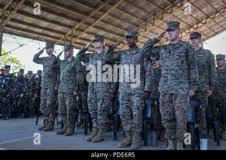 Le personnel militaire multinationale et les membres de la communauté locale assister à la cérémonie d'une nouvelle classe à deux chambres construites dans le cadre de l'exercice Balikatan à Calangitan Elementary School de CAPAS, Tarlac, Philippines, le 16 mai 2018. Exercice Balikatan, dans sa 34e version, est un américain annuel-exercice d'entraînement militaire des Philippines a porté sur une grande variété de missions, y compris l'assistance humanitaire et les secours en cas de catastrophe, la lutte contre le terrorisme, et d'autres opérations militaires conjointes tenues du 7 mai au 18 mai. Banque D'Images