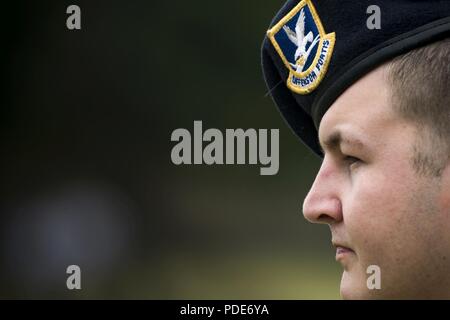 Airman Senior Dustin Hewett, 824e Escadron de défense de la base fireteam membre, observe alors que les équipes s'affrontent dans des jeux de style relais lors de Moody's célébration de la Semaine de la police, le 14 mai 2018, à Moody Air Force Base, Ga, la Semaine de la police est célébrée en mai de chaque année et est un effort national pour reconnaître et honorer les membres de l'application des lois qui ont perdu leur vie dans l'exercice de leurs fonctions. Moody's 2018 célébration comprend un rassemblement des forces de sécurité, a 5k, une vitrine de véhicules avec les véhicules de la police et la Valdosta Georgia State Patrol ainsi que des cérémonies du souvenir. Banque D'Images