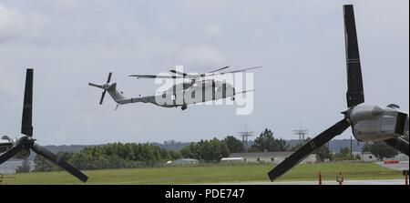 Le premier CH-53K Roi Stallion plane au-dessus de la ligne de vol à la Marine Corps Air Station New River, North Carolina, le 16 mai 2018. La livraison des avions de MCAS New River marque un autre jalon dans les délais pour le Corps des Marines des États-Unis à l'avenir du programme d'hélicoptères de transport lourd. Test de fonctionnement personnel avec Marine et de l'évaluation 1 Escadron apportera le CH-53K dans la prise en charge plan de test, où ils effectueront une évaluation logistique sur le maintien, le soutien et l'appui logistique globale du roi étalon. Le CH-53K est destiné à remplacer la flotte de Marine Corps CH-53E lourd il Banque D'Images