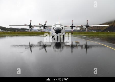 Une Garde côtière Air Station Kodiak HC-130 Hercules est préparé pour un vol d'entraînement à la station d'air, à Kodiak Kodiak (Alaska) le 16 mai 2018. Cet avion a une vitesse de croisière de 320 mph et une gamme de jusqu'à 4 948 miles à cette vitesse. La Garde côtière américaine Banque D'Images