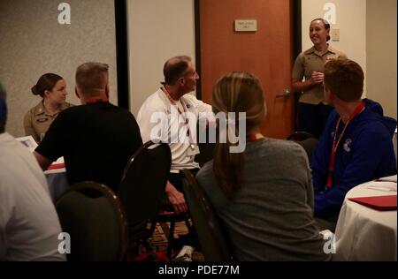 MARINE CORPS Base Quantico, Virginie - Slt Emma Thompson, l'Assistant Marketing et Chargé de communication pour 9e District du Marine Corps à Chicago, Illinois, se présente pour l'ouverture de recrutement du Corps des Marines de la commande 2018 Atelier des entraîneurs à Dumfries, Virginie, le 16 mai. L'atelier informe environ 50 entraîneurs Entraîneurs collégiaux de partout au pays sur les principales compétences en leadership du Marine Corps et des programmes qu'ils peuvent partager avec leurs athlètes étudiants basé sur des expériences de première main. (Marine Corps Banque D'Images