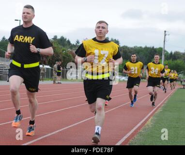 Concurrents dans le concours de meilleur GUERRIER I Corps (BWC) mener l'Armée Test de condition physique pour commencer le 3ème jour de la compétition le 16 mai 2018, at Joint Base Lewis-McChord. Banque D'Images