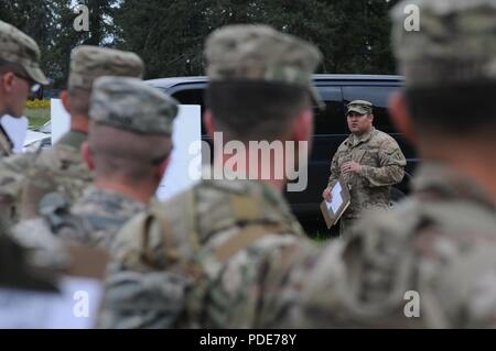 Concurrents dans le concours de meilleur GUERRIER I Corps (BWC) se préparer à naviguer dans le cours de la navigation terrestre au cours de la 3e journée de la compétition le 16 mai 2018, at Joint Base Lewis-McChord. Banque D'Images