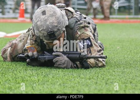 Le Sgt. Cha, Jung Mok, Séoul, République de Corée, les autochtones affectés à la 35e Brigade d'artillerie de défense aérienne effectue le vide sanitaire au cours de la forme physique de la huitième partie défi 2018 de l'Armée Concours meilleur guerrier, qui s'est déroulée au Camp Casey, République de Corée, le 17 mai. Le huitième meilleur guerrier de l'Armée de la concurrence est tenu de reconnaître et de sélectionner les plus qualifiés se sont enrôlés et junior sous-officier pour représenter 8 e armée à l'armée américaine meilleur guerrier Pacifique compétition à Schofield Barracks, HI. Le concours permettra également reconnaître l'agent les plus performants, l'adjudant et Ko Banque D'Images