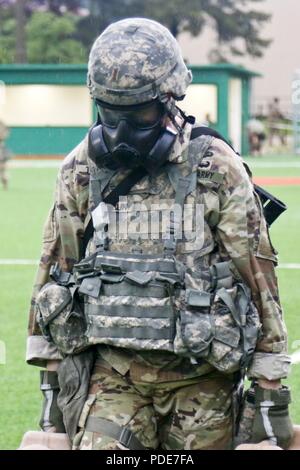 Slt Brian Trabun, Seattle, WA, autochtones affectés à la 35e Brigade d'artillerie de défense aérienne, porte-conteneurs de 5 litres d'eau au cours de la remise en forme physique défi partie de la 8 e armée 2018 Concours meilleur guerrier, qui s'est déroulée au Camp Casey, République de Corée, le 17 mai. Le huitième meilleur guerrier de l'Armée de la concurrence est tenu de reconnaître et de sélectionner les plus qualifiés se sont enrôlés et junior sous-officier pour représenter 8 e armée à l'armée américaine meilleur guerrier Pacifique compétition à Schofield Barracks, HI. Le concours permettra également reconnaître l'agent les plus performants, l'adjudant et Ko Banque D'Images