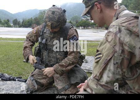 L'Adjudant-chef 2 Mario Sottosanti, une vallée de Mojave, AZ natif, affecté à la 35e Brigade d'artillerie de défense aérienne, démonter un pistolet M9 pendant la journée enjeux partie de la Huitième Armée, 2018 Concours meilleur guerrier, qui s'est déroulée au Camp Casey, République de Corée, le 17 mai. Le huitième meilleur guerrier de l'Armée de la concurrence est tenu de reconnaître et de sélectionner les plus qualifiés se sont enrôlés et junior sous-officier pour représenter 8 e armée à l'armée américaine meilleur guerrier Pacifique compétition à Schofield Barracks, HI. Le concours permettra également reconnaître l'agent les plus performants, l'adjudant et Banque D'Images