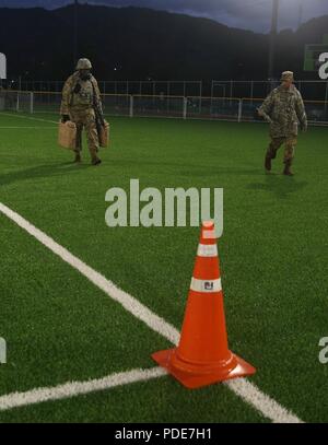 Lieutenant de l'Armée américaine William Mohr, originaire de Pertersburg, WV, affecté à la 1re Brigade du signal, transporte l'eau à au Test d'aptitude physique au cours de la 8 e armée 2018 Concours meilleur guerrier, qui s'est déroulée au Camp Casey, République de Corée, le 17 mai 2018. Le huitième meilleur guerrier de l'Armée de la concurrence est tenu de reconnaître et de sélectionner les plus qualifiés se sont enrôlés et junior sous-officier pour représenter 8 e armée à l'armée américaine meilleur guerrier Pacifique compétition à Schofield Barracks, HI. Le concours permettra également reconnaître l'agent les plus performants, l'adjudant et le Coréen Augmentatio Banque D'Images