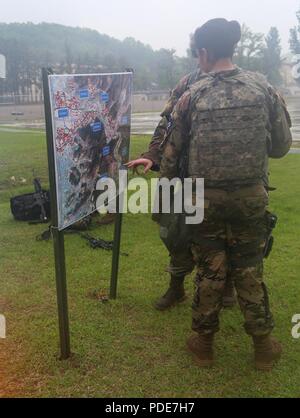 Circuit de l'armée américaine. Samera Taylor, originaire de Lake City, FL, affecté à la 1re Brigade du signal, observe une carte à la journée en cours enjeux au cours de la 8 e armée 2018 Concours meilleur guerrier, qui s'est déroulée au Camp Casey, République de Corée, le 17 mai 2018. Le huitième meilleur guerrier de l'Armée de la concurrence est tenu de reconnaître et de sélectionner les plus qualifiés se sont enrôlés et junior sous-officier pour représenter 8 e armée à l'armée américaine meilleur guerrier Pacifique compétition à Schofield Barracks, HI. Le concours permettra également reconnaître l'agent les plus performants, l'adjudant et le coréen l'augmentation à l'U.S Banque D'Images