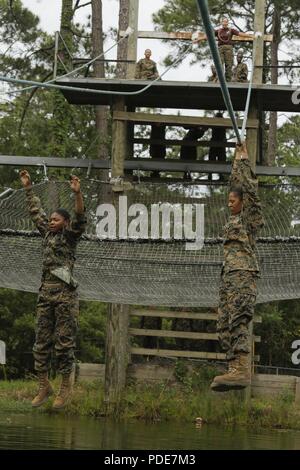 Les recrues du Corps des Marines des États-Unis avec Oscar Société, 4e Bataillon du Régiment d'entraînement des recrues, tenter de franchir un obstacle au cours de la confiance en soi à Sapadalure carré sur Marine Corps Recruter Depot, Parris Island S.C., 16 mai 2018. Remplir d'obstacles sur la confiance en soi s'appuie la force et l'endurance ainsi que le courage physique et mentale. Banque D'Images