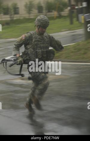 La 1ère Armée américaine, le lieutenant Roman Hatala, originaire de Basking Ridge, NJ, affecté à la 2e Division d'infanterie, sprints avec sa carabine M4-dans la main au cours de la Huitième Armée, la concurrence meilleur Guerrier au Camp Casey, République de Corée, le 17 mai 2018. Le huitième meilleur guerrier de l'Armée de la concurrence est tenu de reconnaître et de sélectionner les plus qualifiés se sont enrôlés et junior sous-officier pour représenter 8 e armée à l'armée américaine meilleur guerrier Pacifique compétition à Schofield Barracks, HI. Le concours permettra également reconnaître l'agent les plus performants, l'adjudant et le coréen de renforts à l'Armée américaine Banque D'Images