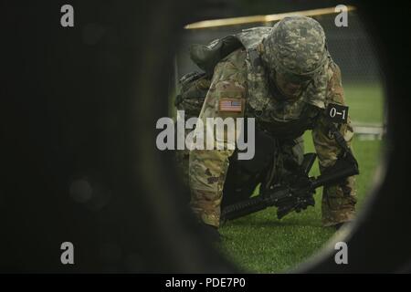 Lieutenant de l'Armée américaine William Mohr, originaire de l'indigène de Pertersburg, WV, affecté à la 1re Brigade du signal, effectue un pushup au cours de la Huitième Armée, la concurrence meilleur Guerrier au Camp Casey, République de Corée, le 17 mai 2018. Le huitième meilleur guerrier de l'Armée de la concurrence est tenu de reconnaître et de sélectionner les plus qualifiés se sont enrôlés et junior sous-officier pour représenter 8 e armée à l'armée américaine meilleur guerrier Pacifique compétition à Schofield Barracks, HI. Le concours permettra également reconnaître l'agent les plus performants, l'adjudant et le coréen de renforts à l'armée américaine soldat à t Banque D'Images