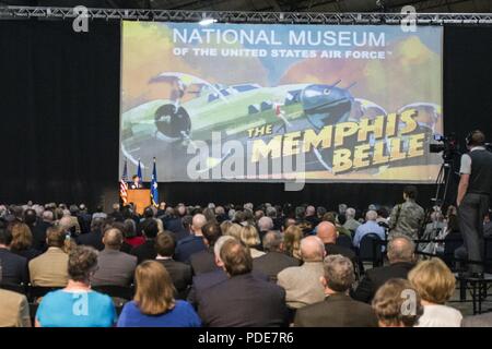 Le lieutenant général Jacqueline Van Ovost, Directeur de Cabinet, United States Air Force, donne ouverture au cours de la cérémonie de dévoilement de la Memphis Belle exposition au National Museum of the United States Air Force, Wright-Patterson Air Force Base, Ohio, le 16 mai 2018. Le Memphis Belle est la plus célèbre Forteresse volante, ayant été la première mesure de retour aux États-Unis après 25 missions de combat sur l'Europe occupée pendant la guerre. Banque D'Images