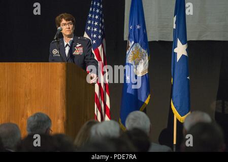 Le lieutenant général Jacqueline Van Ovost, Directeur de Cabinet, United States Air Force, donne ouverture au cours de la cérémonie de dévoilement de la Memphis Belle exposition au National Museum of the United States Air Force, Wright-Patterson Air Force Base, Ohio, le 16 mai 2018. Le Memphis Belle est la plus célèbre Forteresse volante, ayant été la première mesure de retour aux États-Unis après 25 missions de combat sur l'Europe occupée pendant la guerre. Banque D'Images