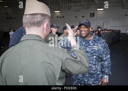 NORFOLK, Virginie (17 mai 2018) - L'Adjudant-chef Derrick Lee demande la permission d'aller à terre du capitaine Richard McCormack, USS Gerald R. Ford (CVN 78) commandant, avant de quitter le navire pour sa prochaine commande. Banque D'Images