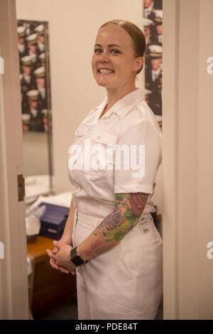 1ère classe Jean Yusten vous attend d'être monté pour son nouveau Premier maître de uniforme à l'échange de la Marine à Arlington, Virginie, marin de l'année au cours de la semaine. Elle se joint à trois autres marins haut de Washington où ils seront reconnus par MCPON Steven S. Giordano pour leur contribution exceptionnelle à l'avancement et le premier maître. Banque D'Images