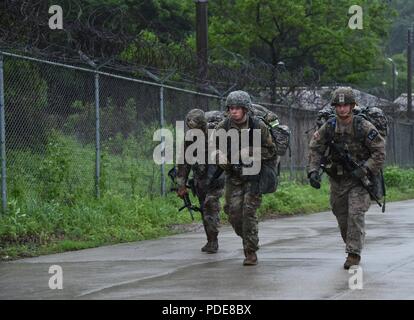 Conduite des concurrents un pied de 12 milles au cours de la Huitième Armée, mars 2018 Concours de meilleur guerrier, qui s'est déroulée au Camp Casey, République de Corée, le 18 mai. La Huitième Armée, Armes biologiques se tient à reconnaître et à sélectionner les plus qualifiés se sont enrôlés et junior sous-officier pour représenter 8 e armée à l'armée américaine meilleur guerrier Pacifique compétition à Schofield Barracks, HI, en juin. Le concours permettra également reconnaître l'agent les plus performants, l'adjudant et le coréen de renforts à l'armée américaine soldat à la 8e armée. Banque D'Images