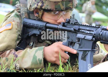 SCHOFIELD BARRACKS, New York (15 mai 2018) - une régie régionale de la santé (RHC-Command-Pacific P) jeux de soldat jusqu'à un incendie M-4 dans le cadre de l'épreuve de qualification des armes 2018 RHC-P à la concurrence à un meilleur guerrier Schofield Barracks de tir. Meilleur guerrier est la première compétition de la région, visant à identifier les meilleurs soldats du commandement, faire preuve d'engagement envers les valeurs de l'armée, incarnant l'esprit guerrier et représentant la force de l'avenir. Banque D'Images