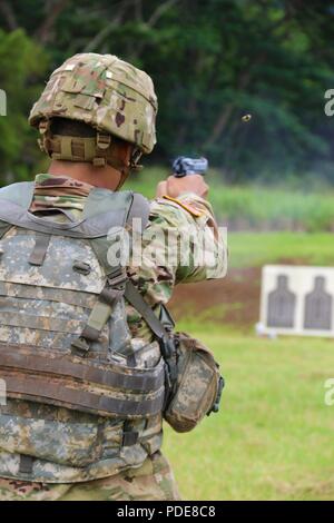 SCHOFIELD BARRACKS, New York (15 mai 2018) - une régie régionale de la santé (RHC-Command-Pacific P) incendies soldat un M-9 à une silhouette de papier comme cible une partie de la qualification de l'événement d'armes 2018 RHC-P à la concurrence à un meilleur guerrier Schofield Barracks de tir. Meilleur guerrier est la première compétition de la région, visant à identifier les meilleurs soldats du commandement, faire preuve d'engagement envers les valeurs de l'armée, incarnant l'esprit guerrier et représentant la force de l'avenir. Banque D'Images