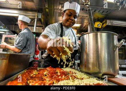 un-marin-de-l-us-navy-pr-pare-un-repas-dans-la-cuisine-arri-re-bord