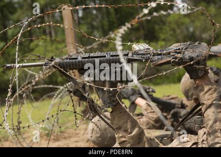 Les recrues du Corps des Marines des États-Unis, avec Lima compagnie, 3e Bataillon, Régiment d'entraînement des recrues, faible ramper sous un obstacle pendant le creuset à Paige Champ sur Marine Corps Recruter Depot, Parris Island, S.C., le 17 mai 2018. Le creuset est une 54 heure de l'événement culminant qui exige des recrues pour travailler en équipe et relever des défis afin de gagner le titre United States Marine. Banque D'Images