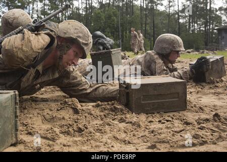 Les recrues du Corps des Marines des États-Unis, avec Lima compagnie, 3e Bataillon, Régiment d'entraînement des recrues, faible au cours de l'exploration au Crucible Paige Champ sur Marine Corps Recruter Depot, Parris Island, S.C., le 17 mai 2018. Le creuset est une 54 heure de l'événement culminant qui exige des recrues pour travailler en équipe et relever des défis afin de gagner le titre United States Marine. Banque D'Images