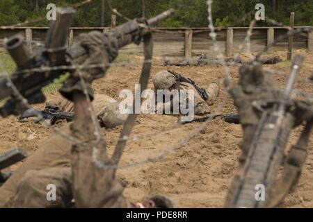 Les recrues du Corps des Marines des États-Unis, avec Lima compagnie, 3e Bataillon, Régiment d'entraînement des recrues, faible au cours de l'exploration au Crucible Paige Champ sur Marine Corps Recruter Depot, Parris Island, S.C., le 17 mai 2018. Le creuset est une 54 heure de l'événement culminant qui exige des recrues pour travailler en équipe et relever des défis afin de gagner le titre United States Marine. Banque D'Images