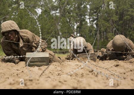 Les recrues du Corps des Marines des États-Unis avec Lima compagnie, 3e Bataillon, Régiment d'entraînement des recrues, faible au cours de l'exploration au Crucible Paige Domaine, Marine Corps Recruter Depot, Parris Island, Caroline du Sud, le 17 mai 2018. Le creuset est un événement culminant de 54 heures qui nécessite des recrues pour travailler en équipe et relever des défis afin de gagner le titre United States Marine. Banque D'Images