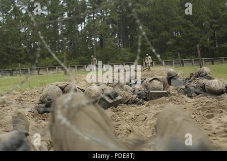 Les recrues du Corps des Marines des États-Unis, avec Lima compagnie, 3e Bataillon, Régiment d'entraînement des recrues, faible au cours de l'exploration au Crucible Paige Champ sur Marine Corps Recruter Depot, Parris Island, S.C., le 17 mai 2018. Le creuset est une 54 heure de l'événement culminant qui exige des recrues pour travailler en équipe et relever des défis afin de gagner le titre United States Marine. Banque D'Images