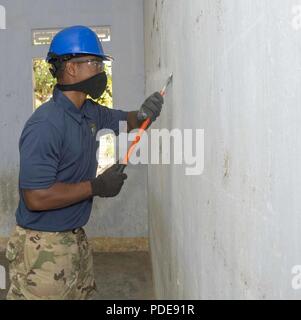 TRANG, Vietnam (18 mai 2018) Pvt. Joshua Rodriguez, de la Nouvelle Orléans, un membre du 84e bataillon du génie militaire, actuellement affectés à la commande de transport maritime navire-hôpital USNS Mercy (T-AH 19) les éraflures des murs à un chantier de construction au cours d'un échange d'ingénierie à l'appui de Partenariat du Pacifique 2018 (PP18). PP18's mission est de travailler ensemble avec l'hôte et les pays partenaires à améliorer l'interopérabilité régionale et de capacités de réaction aux catastrophes, d'accroître la stabilité et la sécurité dans la région, et de favoriser de nouvelles amitiés et durable dans toute la région Indo-Pacifique. Partenariat du Pacifique Banque D'Images