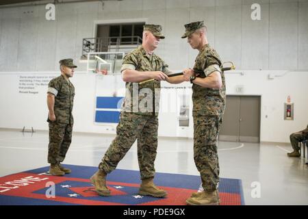 Le Sgt. Le major Robert Nutt (centre), sergent-major du 23e Régiment de Marines, 4e Division de marines, quitte le sous-officier épée d'office au colonel Steven White (droite), commandant du 23e Régiment de Marines, 4e MARDIV, lors d'une décharge de sergent-major et une cérémonie à la 23e Régiment de Marines siège à San Bruno, Californie, le 18 mai 2018. Au cours de la cérémonie, Nutt adopté sur ses fonctions de sergent-major de la 23e Régiment de Marines de Sgt. Le major Ruben Esparza. Banque D'Images