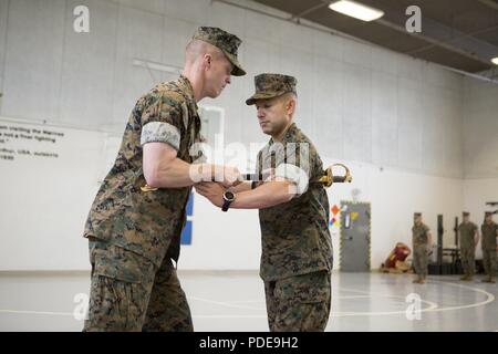 Le Colonel Steven White (à gauche), commandant du 23e Régiment de Marines, 4e Division de marines, transfère le sous-officier épée de bureau pour le Sgt. Le major Ruben Esparza (à droite), l'arrivée de sergent-major de la 23e Régiment de Marines, 4e MARDIV, lors d'une décharge de sergent-major et une cérémonie à la 23e Régiment de Marines siège à San Bruno, Californie, le 18 mai 2018. Au cours de la cérémonie, le Sgt. Le major Robert Nutt, sergent-major du 23e Régiment de Marines, 4e Division de marines, a quitté le commandement du 23e Régiment de Marines de sergent-major de Esparza. Banque D'Images