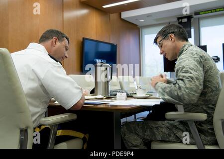 Le sergent de l'armée américaine. 1re classe Nathan Austin, à gauche, est informé par le Lieutenant-colonel de l'US Air Force Kenneth Hoffman, Défense POW/MIA Agence Comptable (DPAA) Directeur des affaires publiques, sur les détails de l'identification de son cousin perdu, U.S. Army Air Forces slt Clarence E. Allen, at Joint Base Harbor-Hickam Pearl, Mississippi, le 18 mai 2018. Austin a visité le sénateur Daniel K. Inouye Centre d'excellence au cours de ses fonctions de l'armée américaine spécial Escort pour son cousin's reste en route vers le lieu de sépulture de Allen dans le Cimetière National d'Arlington. DPAA mène des recherche globale, laboratoires de récupération et Banque D'Images