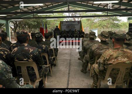 États-unis et les membres de Philippine assister à la cérémonie de clôture de l'exercice Balikatan tenu le fort Magsaysay, Philippines, le 17 mai 2018. Exercice Balikatan, dans sa 34e version, est un américain annuel-exercice d'entraînement militaire des Philippines a porté sur une grande variété de missions, y compris l'assistance humanitaire et les secours en cas de catastrophe, la lutte contre le terrorisme, et d'autres opérations militaires conjointes tenues du 7 mai au 18 mai. Banque D'Images