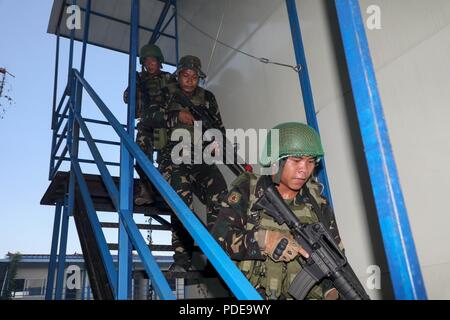 Les soldats de l'armée philippine avec 72e compagnie de reconnaissance de la Division, 7e Division d'infanterie, participer à une opération militaire dans un environnement urbain d'entraînement avec l'Armée américaine à Fort Magsaysay, Philippines, le 17 mai 2018. Cet exercice est l'aboutissement de la formation conjointe les soldats menées pendant l'exercice Balikatan 18. Exercice Balikatan, dans sa 34e version, est un américain annuel-exercice d'entraînement militaire des Philippines a porté sur une grande variété de missions, y compris l'assistance humanitaire et les secours en cas de catastrophe, la lutte contre le terrorisme, et d'autres militaires combinés operati Banque D'Images