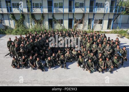 Les soldats de l'armée américaine avec une compagnie, 1er Bataillon, 21e Régiment d'infanterie, 2e Brigade Combat Team, 25e Division d'infanterie, et de soldats de l'Armée Philippine avec engagement de la Division 72e compagnie, 7e Division d'infanterie, se rassemblent pour un groupe Banque D'Images