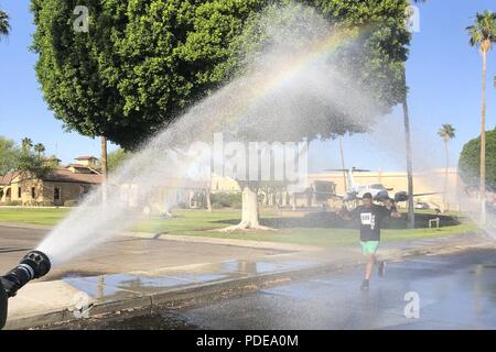 Les membres de la communauté locale et Yuma participer au front, 5K Fun Run sur Marine Corps Air Station Yuma (Arizona), le 19 mai 2018. Le fun run est organisée chaque année regroupant la Station aérienne avec la communauté locale. Banque D'Images