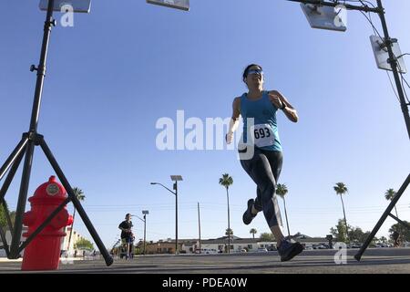 Les membres de la communauté locale et Yuma participer au front, 5K Fun Run sur Marine Corps Air Station Yuma (Arizona), le 19 mai 2018. Le fun run est organisée chaque année regroupant la Station aérienne avec la communauté locale. Banque D'Images