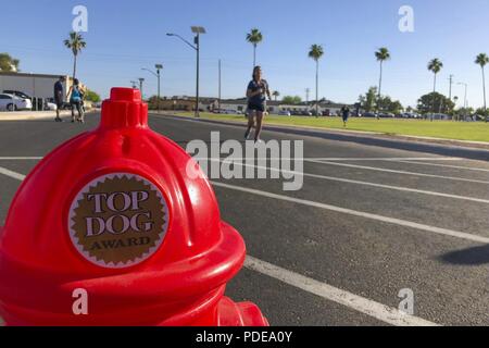 Les membres de la communauté locale et Yuma participer au front, 5K Fun Run sur Marine Corps Air Station Yuma (Arizona), le 19 mai 2018. Le fun run est organisée chaque année regroupant la Station aérienne avec la communauté locale. Banque D'Images