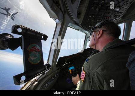 Le Lieutenant-colonel de l'US Air Force Frederick M. Wilmer III, un KC-10 Extender pilote avec le 76e Escadron de ravitaillement en vol, 514e Escadre de la mobilité aérienne, surveille un KC-10 Extender par un équipage d'aviateurs avec le citoyen Réserve 78e Escadron de ravitaillement en vol, également avec le 514e, au cours d'une mission de ravitaillement sur les États-Unis, le 18 mai 2018. Le 514e est un Air Force Reserve Command commande situé à Joint Base McGuire-Dix-Lakehurst, New Jersey. Banque D'Images